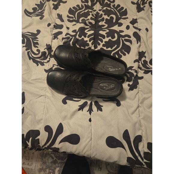 easy street Shoes - Easy Street Women's Black Comfort Wave Laser-Cut Clogs